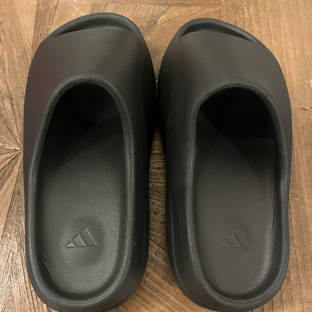 Yeezy Slides new, without box, Onyx, size 8